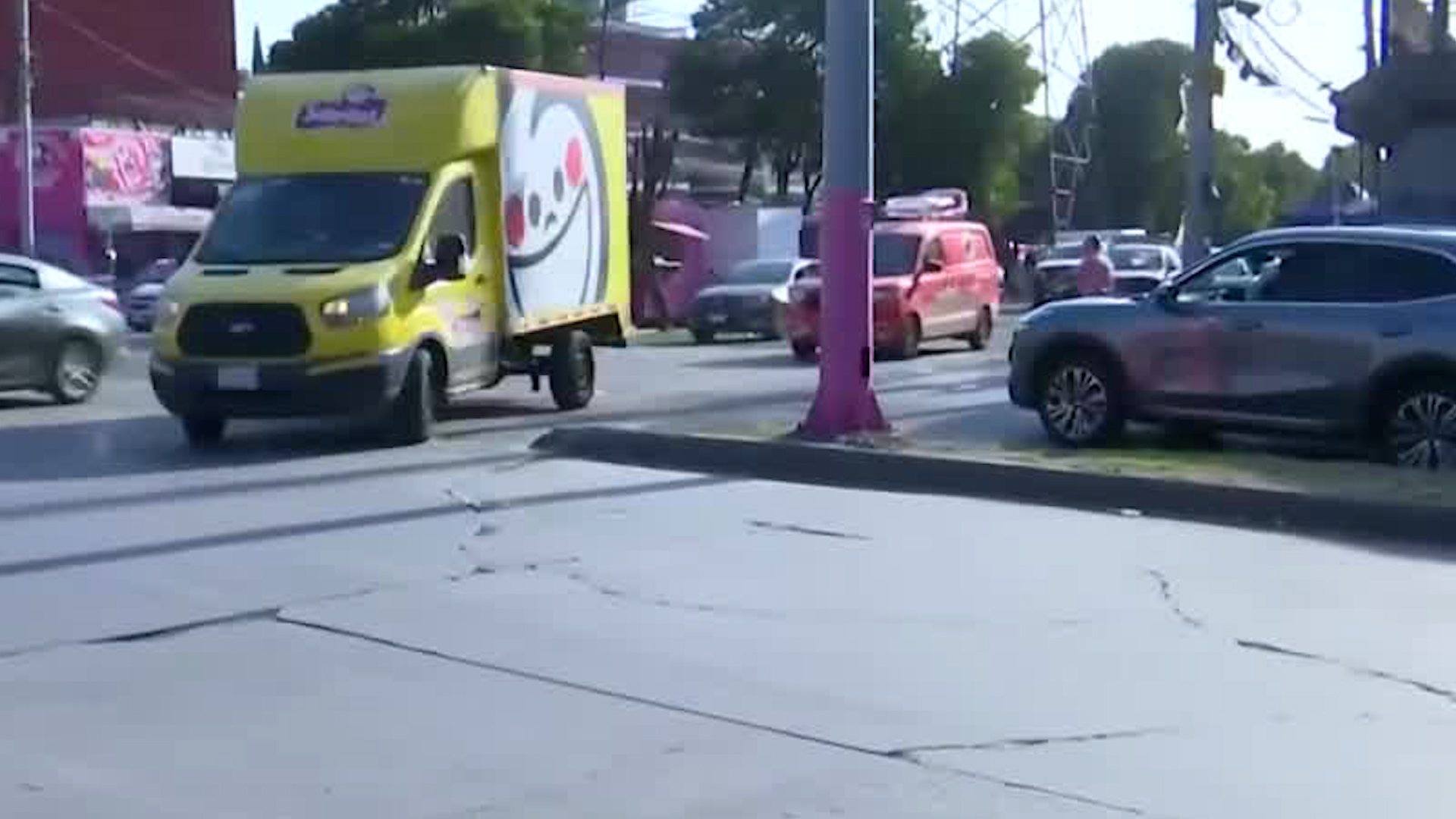 No se reportan personas lesionadas. Se reporta que un vehículo conducía a exceso de velocidad.