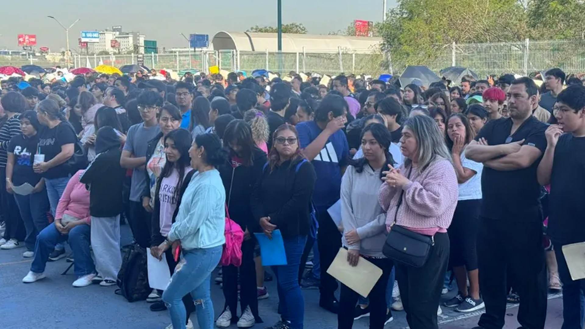 Cientos de jóvenes, acompañados de sus padres, esperan su turno para realizar el tramite.