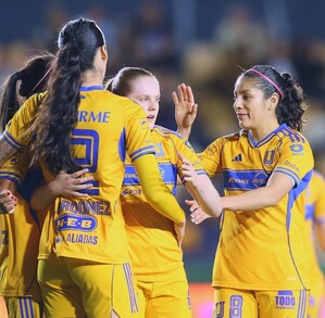 El conjunto felino celebrando la victoria sobre Santos Femenil.