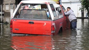 Auto varado en una inundación en Iztapalapa