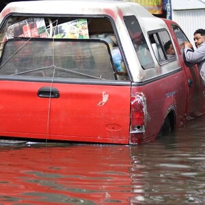 Auto varado en una inundación en Iztapalapa