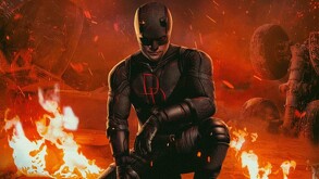 Flyer oficial de la segunda temporada de Daredevil con el superhéroe apoyado sobre su rodilla con un fuego y autos quemados en el fondo