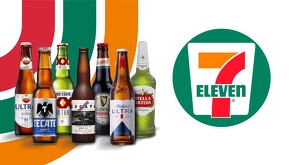 Botellas de distintas marcas de cervezas nacionales e internacionales al lado de un logo de 7-Eleven