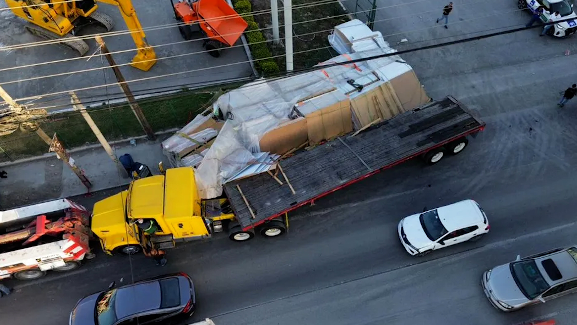 La volcadura de un tráiler que transportaba material de construcción generó caos vial en la avenida Miguel Alemán durante la tarde del viernes.