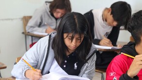 Aspirante de preparatoria haciendo examen para ingresar a la preparatoria.