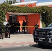 Policías de Jalisco y de Zapopan resguardando una casa color naranja con una patrulla estacionada afuera