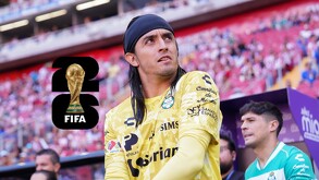 Carlos Acevedo con la camisa de Santos Laguna previo a un partido.