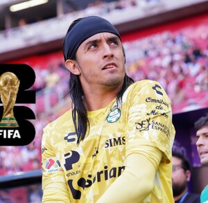 Carlos Acevedo con la camisa de Santos Laguna previo a un partido.