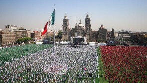 Este domingo 15 de marzo, más de nueve mil personas se dieron cita en el zócalo capitalino para la mega clase de fútbol.