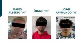 Tres detenidos con ojos tapados