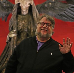 Guillermo del Toro posa frente al arte de su película