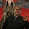 Guillermo del Toro posa frente al arte de su película