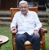 Andrés Manuel López Obrador reaparece tras dejar la presidencia para anunciar su nuevo libro.