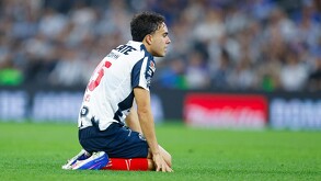 Iker Fimbres en el césped del Estadio BBVA de Rayados.