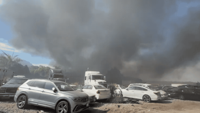 Fuerte incendio en el corralón municipal de Juárez, Nuevo León, moviliza a cuerpos de auxilio.