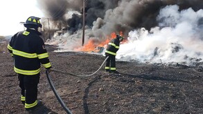 Elementos de Bomberos y de Protección Civil del municipio de León atendieron un incendio registrado la tarde del sábado en la colonia Industrial Santa Lucía.