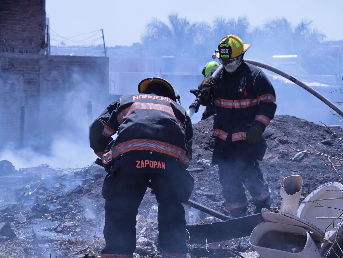 Bomberos laborando