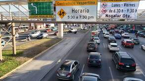 Anuncio de contraflujo en avenida Universidad en San Nicolás.