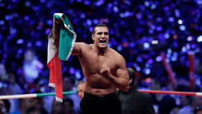 Alberto del Río festeja con la bandera mexicana tras su aparición en un evento de lucha libre.