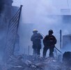 Bombero en el fondo en escombros