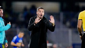 Nicolás Larcamón durante el partido de Pumas vs Cruz Azul.