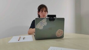 Una persona realiza el examen de admisión para la UNAM en su nueva modalidad en línea.