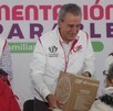 el presidente municipal pepe chedraui entregando despensas a personas en puebla