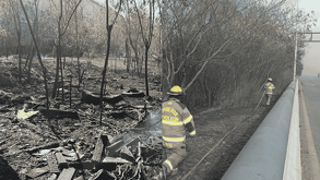 Cuerpos de auxilio combaten incendio en el lecho del Río Santa Catarina y en lote baldío de Guadalupe.