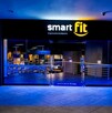 Vitsa del exterior de una sucursal del gimnasio Smart Fit en México iluminada con luces de neón azul