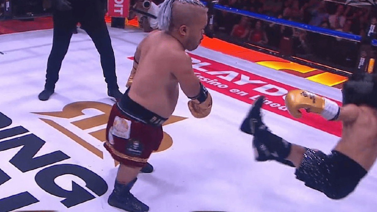 Un potente golpe provocó que Abelito terminara en el aire durante su pelea ante Bull Terrie.