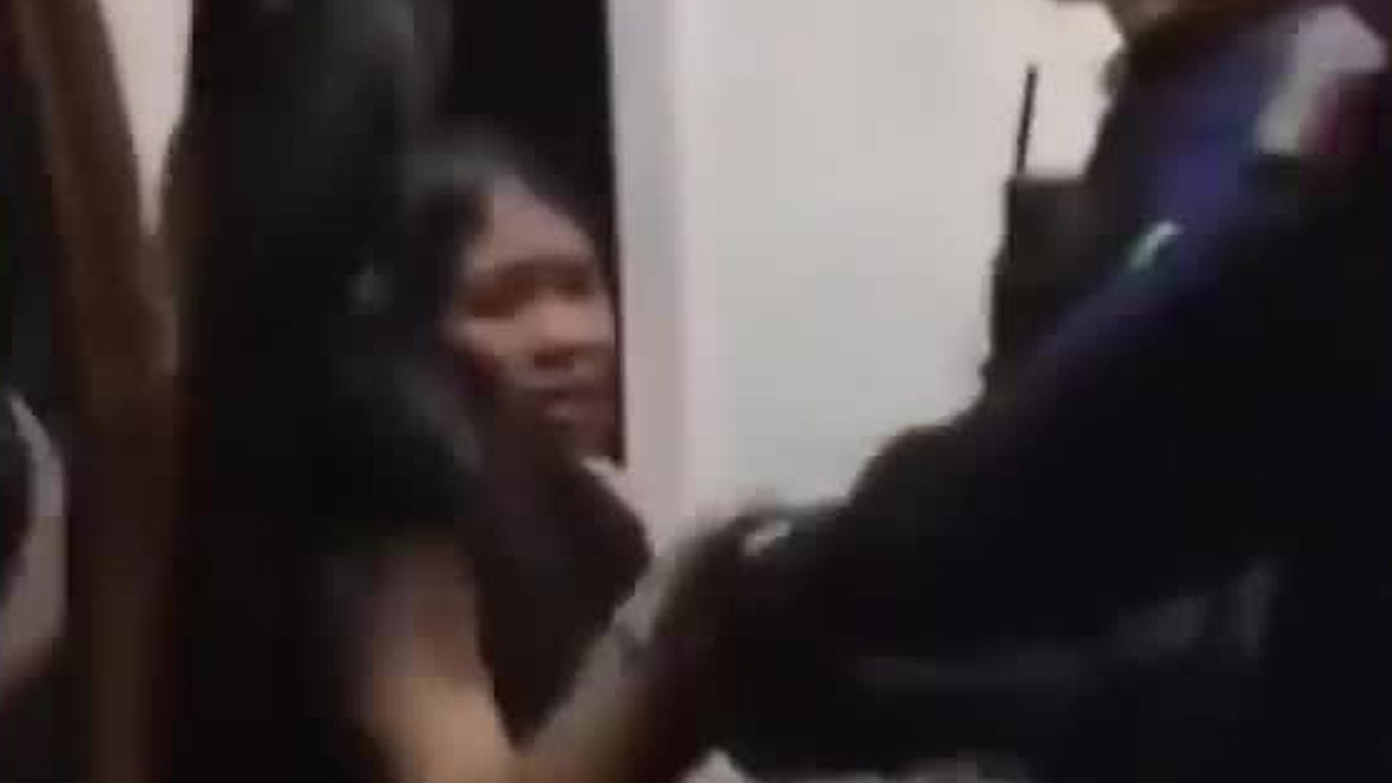 La Fiscalía de Oaxaca investiga la presunta agresión de policías municipales de San Juan Guichicovi contra una mujer indígena y su hija menor.