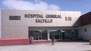 Se observa una fachada con letras que dicen Hospital General de Saltillo.
