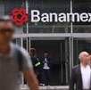 Personas caminando junto a una sucursal del banco Banamex en México.