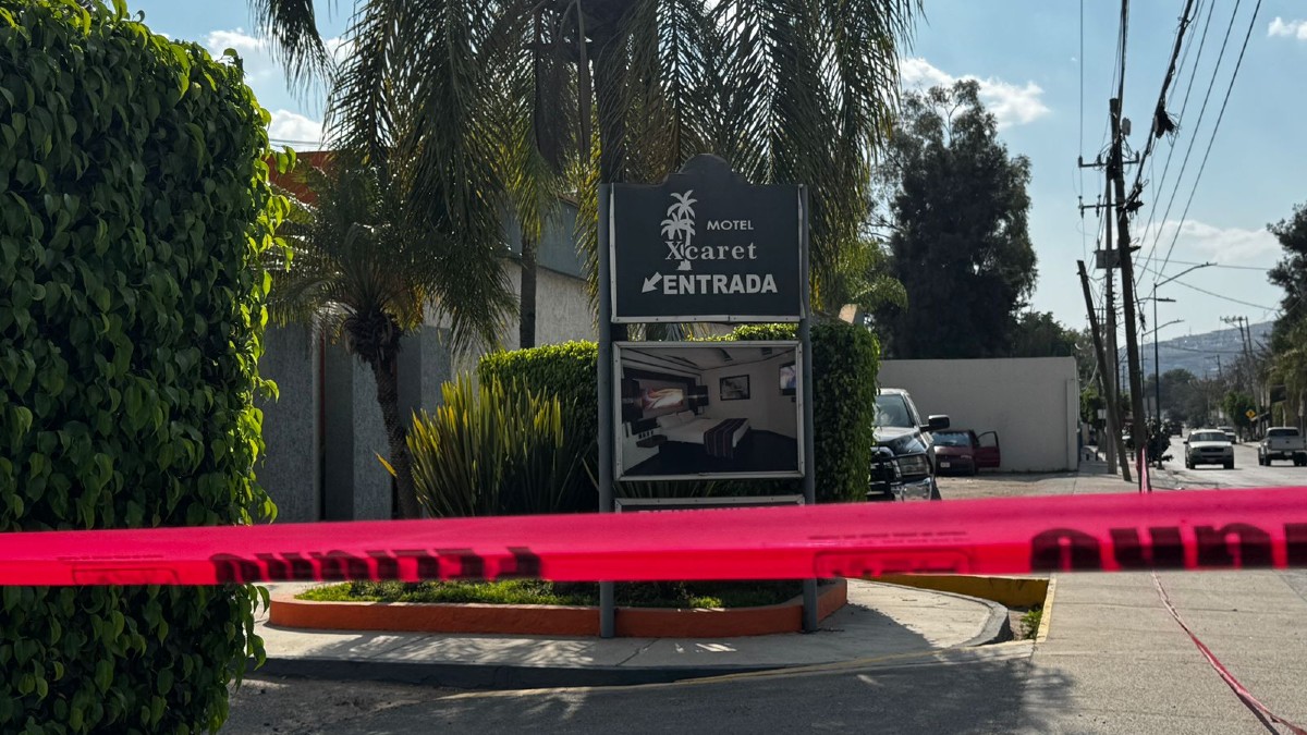 Autoridades acordonaron el motel en Tlaquepaque tras el hallazgo de una mujer sin vida | Foto: Usi Toledo