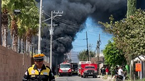 Bomberos combaten un incendio en un predio de la colonia Coyula, en Tonalá, donde ardieron pastura, llantas y muebles.