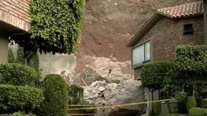Debido a la caída de grandes rocas, la casa de Fátima sufrió graves afectaciones y provocó la pérdida total de una camioneta nueva en Huixquilucan, Edomex.