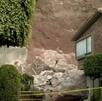Debido a la caída de grandes rocas, la casa de Fátima sufrió graves afectaciones y provocó la pérdida total de una camioneta nueva en Huixquilucan, Edomex.