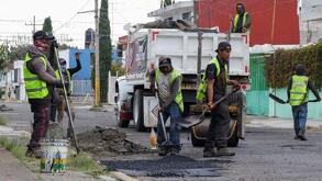 personas tapan baches en la ciudad de puebla