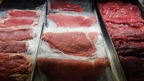 Pedazos de carne roja cortados y separados listos para su venta.