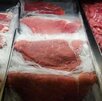 Pedazos de carne roja cortados y separados listos para su venta.