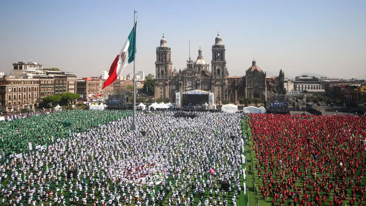 La Ciudad de México rompió un Récord Guinness al realizar en el Zócalo la clase de futbol más grande del mundo.