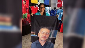 Cobijas, frazadas viajeras y toallas con la imagen de Omar García Harfuch comenzaron a circular en comercios textiles de los municipios de Moroleón y Uriangato.
