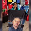 Cobijas, frazadas viajeras y toallas con la imagen de Omar García Harfuch comenzaron a circular en comercios textiles de los municipios de Moroleón y Uriangato.