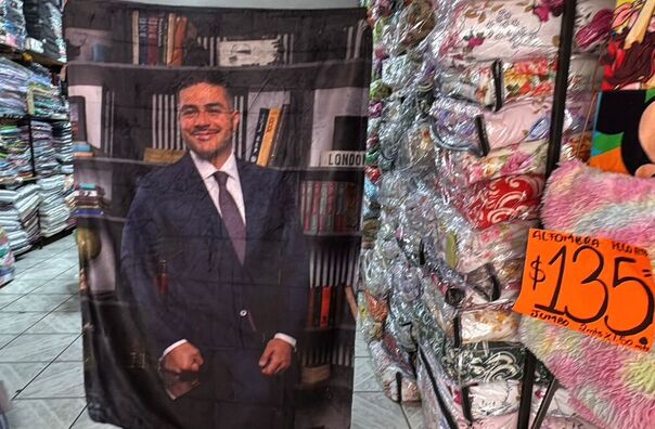 Cobijas, frazadas viajeras y toallas con la imagen de Omar García Harfuch comenzaron a circular en comercios textiles de los municipios de Moroleón y Uriangato.