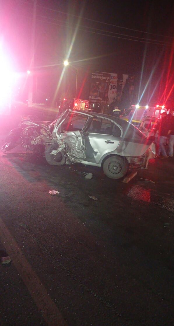 El conductor que murió en el hospital, iba acompañado de una mujer, quien también resultó lesionada tras el aparatoso accidente.