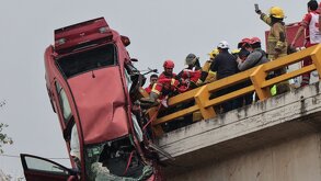 Personal de emergencias rescata a una niña de un auto que quedó colgando del Periférico Ecológico.