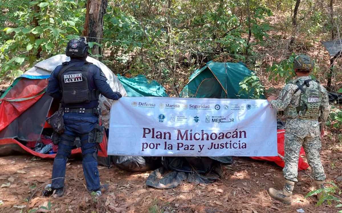 Elementos de la Sedena en laboratorio improvisado