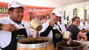 Tejuineros despachando tejuino en el marco del festival del Tejuino de Guadalajara en el año 2023.