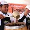 Tejuineros despachando tejuino en el marco del festival del Tejuino de Guadalajara en el año 2023.