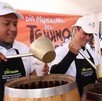 Tejuineros despachando tejuino en el marco del festival del Tejuino de Guadalajara en el año 2023.